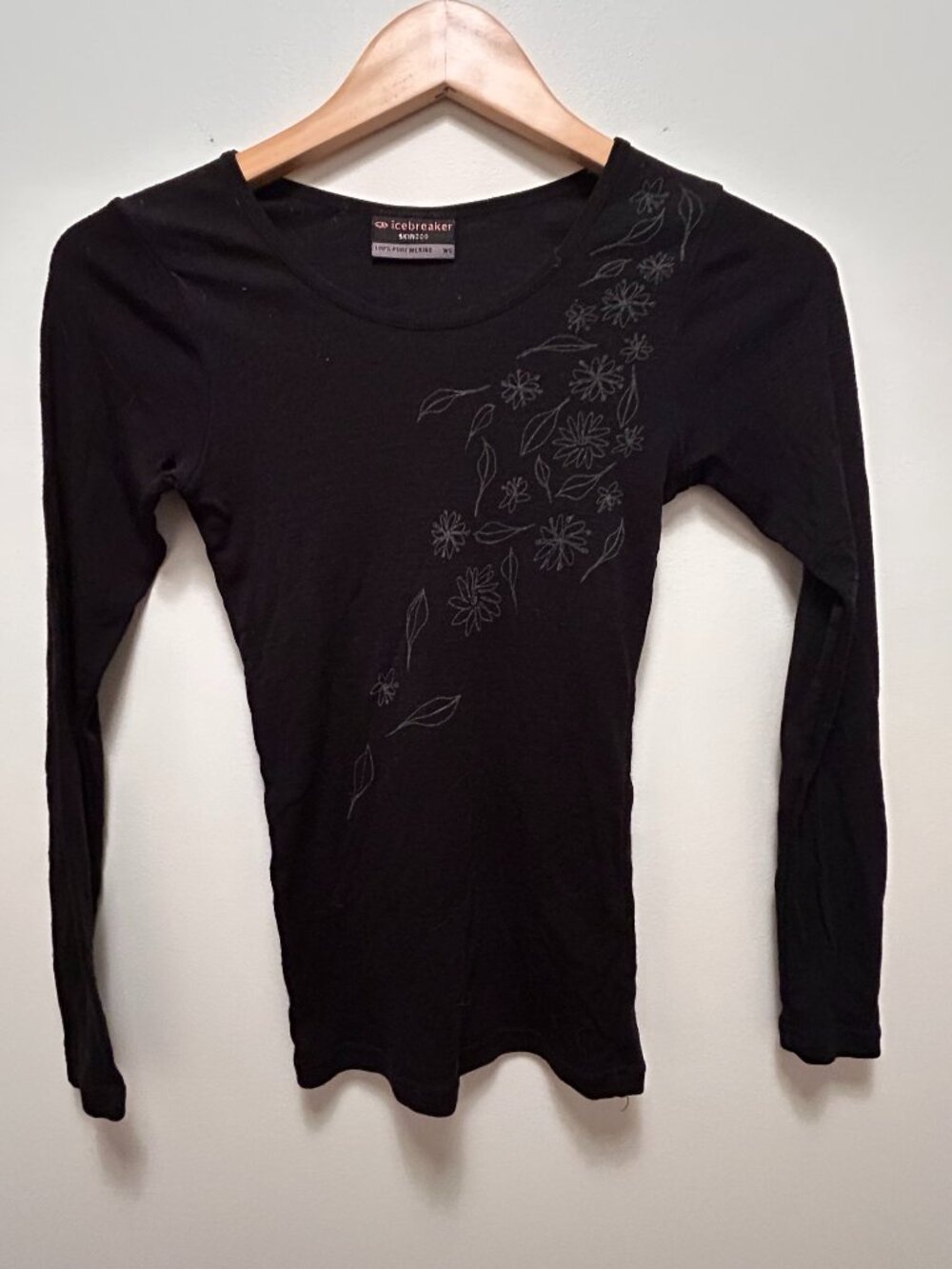 Women's Icebreaker merino LS wool top, Skin200, size small